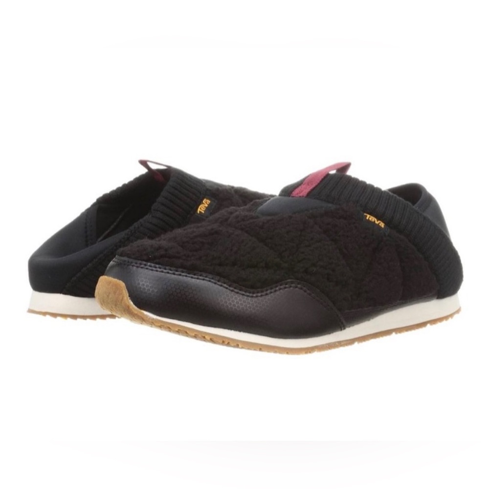NWT and box, never even tried on Teva Re Ember Mock Fleece size 6 in Black
